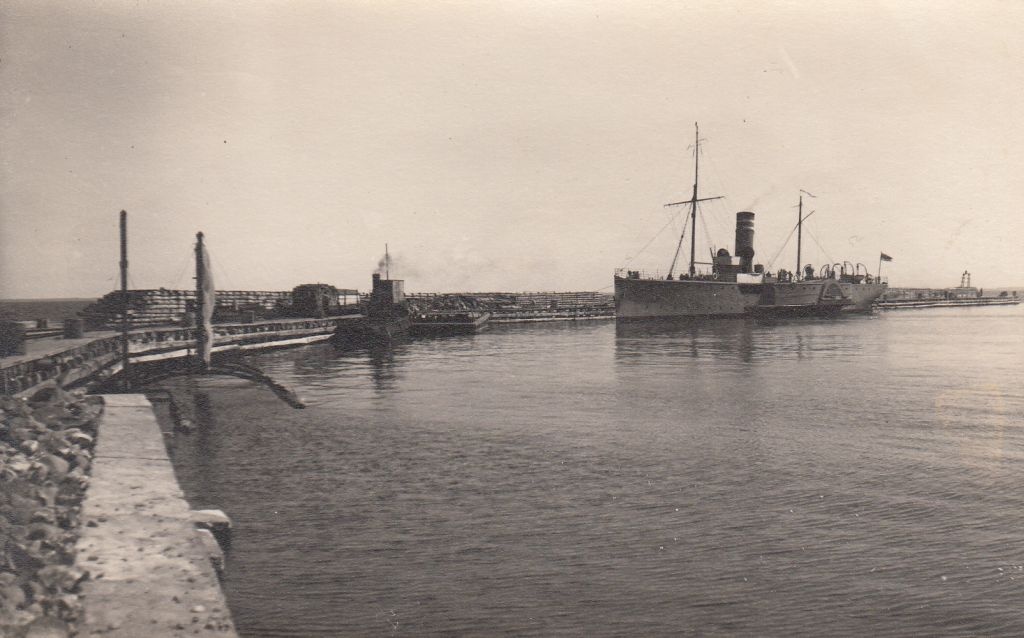 Puksiir "Riikdokk" and mini-water trailer in Naissaare port