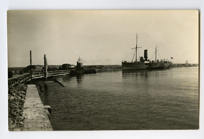 Puksiir "Riikdokk" and mini-water trailer in Naissaare port