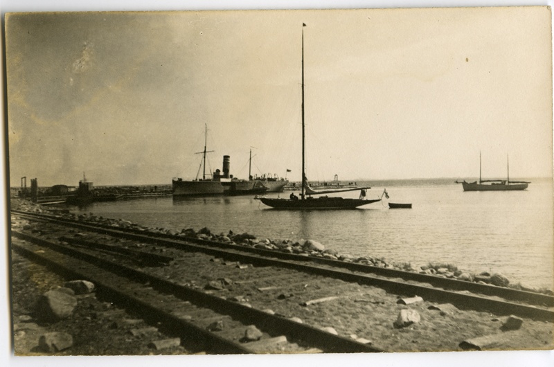 Mini-veeskja-trailer "Ristna" in Naissaare port