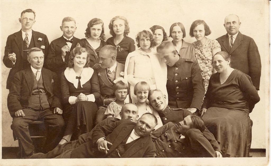 Seltskond poseerimas