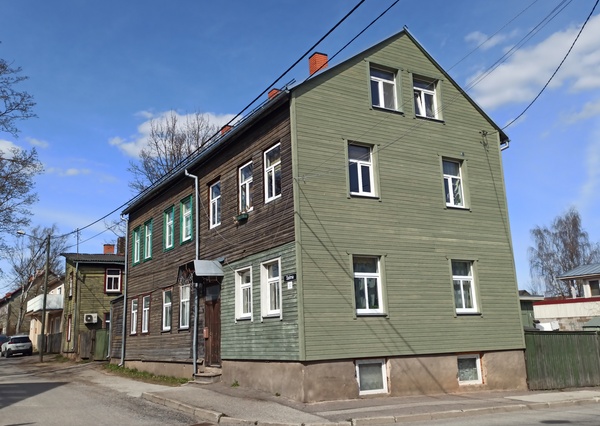 Karlova: Salme t 30, televisiooniantennid katusel. 
Tartu, 1990. rephoto