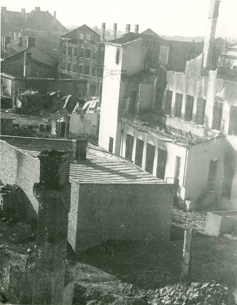 Crushed city center, at the forefront of the post office ruins