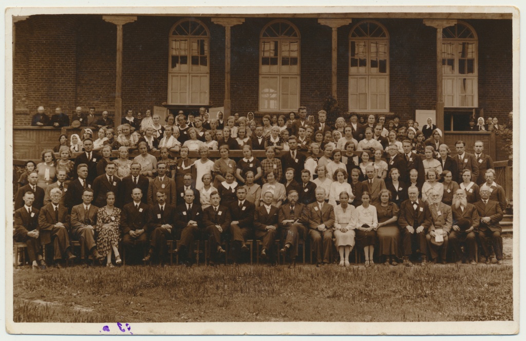 foto, grupp VEHS-i maja õuel Jakobsoni tn 42, sh A.W Doll, A. Suurkask, u 1930