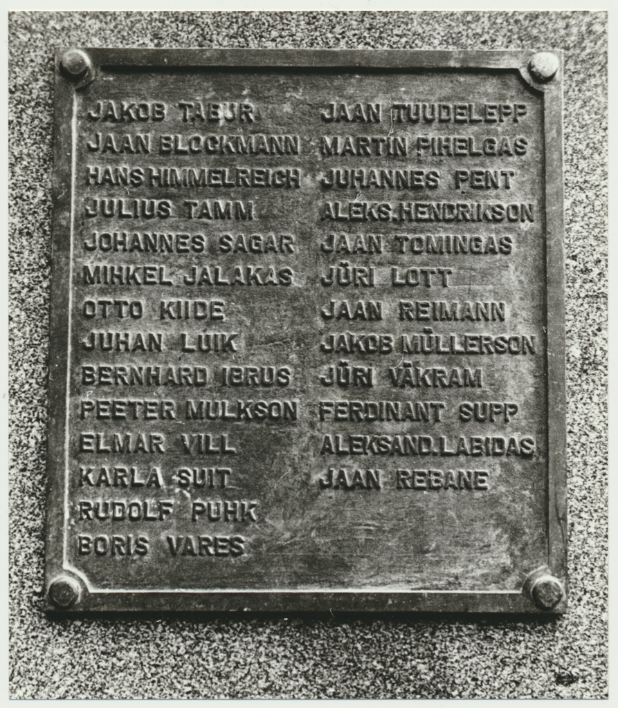 foto, Pilistvere khk, Vabadussõjas langenute mälestussammas, plaat, 1991 foto E. Veliste