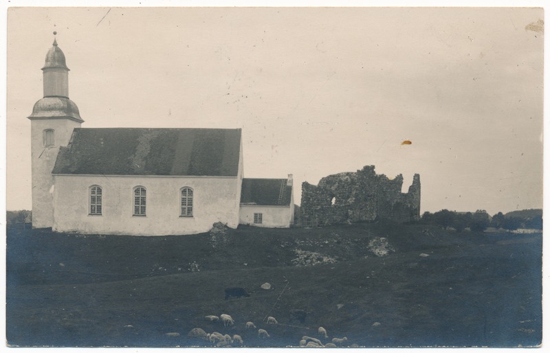 foto, Karksi khk Karksi kirik, kõrval linnuse varemed, ees lambad, u 1910