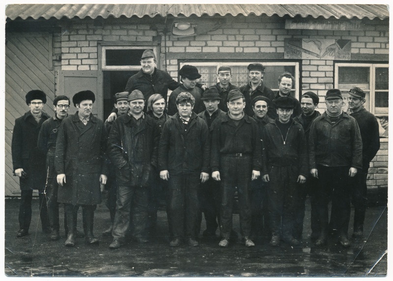 foto, Viljandi KEK, töötajad, grupp töömehi töökoja ees, 1975, tagaküljel nimed