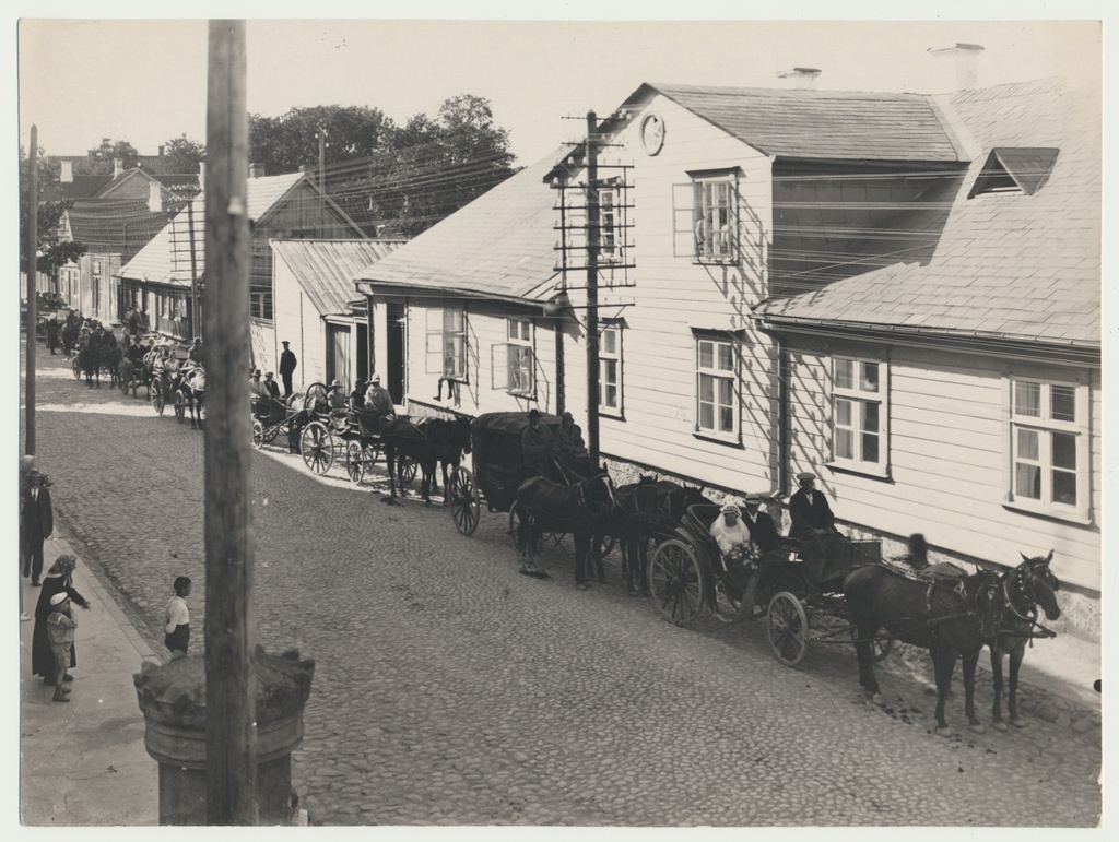fotokoopia Viljandi Posti tn 19 maja ees pulmarong u 1920, koopia 1962 L.Vellema