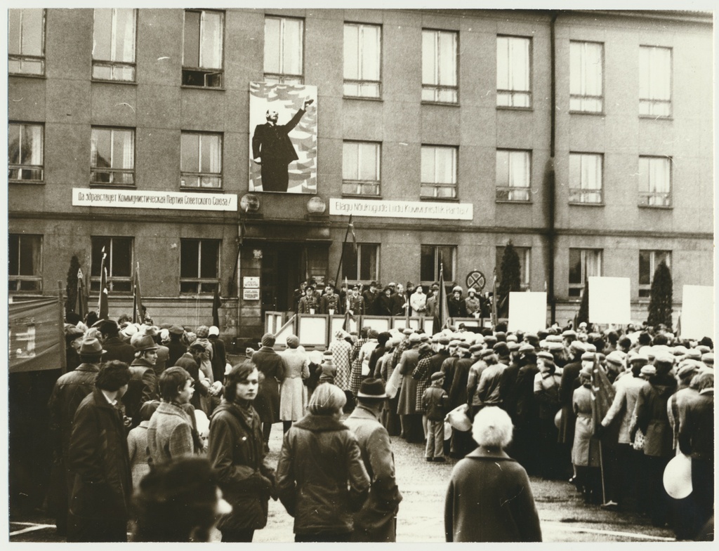 foto, Viljandi, Nõukogude väljak, oktoobripühad, parteimaja (Vabaduse plats 2), 1977, foto L. Vellema