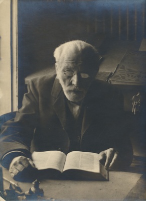 foto Friedrich Kuhlbars u 1922 foto J. Riet  duplicate photo