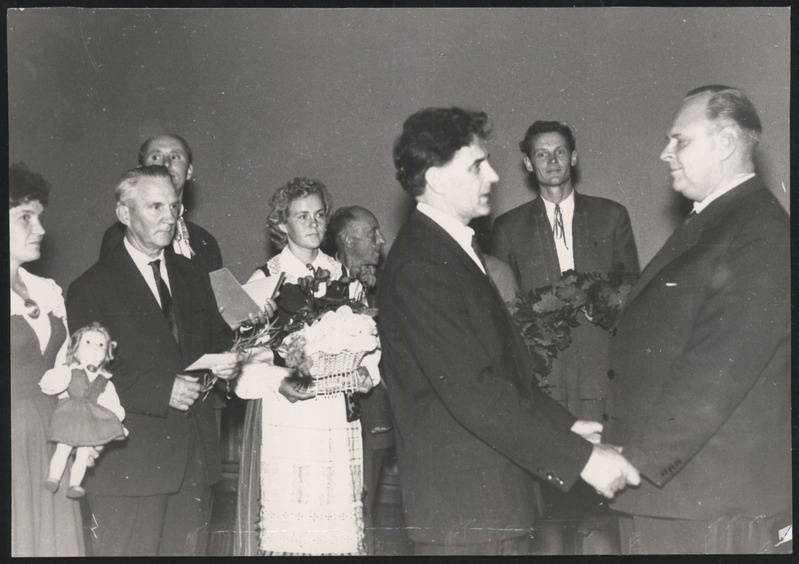 foto, Suure-Jaani khk, Suure-Jaani, helilooja Villem Kapp'i juubel, segakoor Koit õnnitlemas, dirigent Paul Krigul (keskel), Artur Koort (vas 2.), 1963