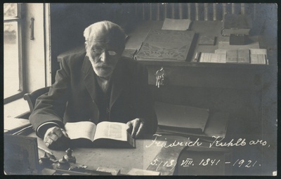 fotopostkaart, Viljandi, Fr. Kuhlbars 80, laua taga raamatut lugemas, sisevaade, 1921  duplicate photo