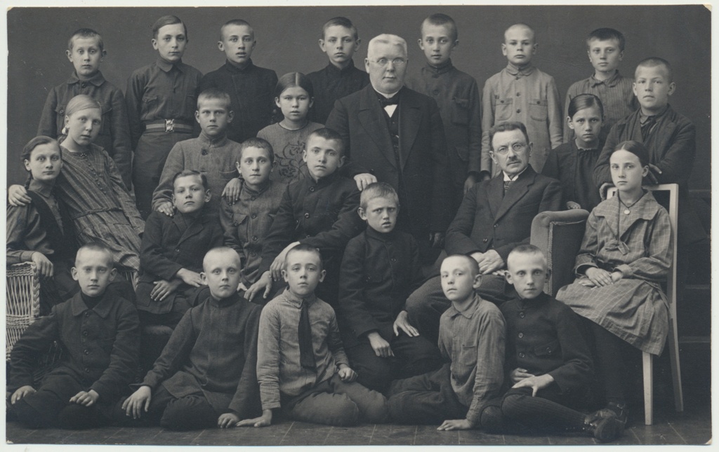 foto, Viljandi linna II algkool, grupp, sh juht Johan Supp (taga keskel, oli 1919-1925 )ja õpetaja J.  Jõgevest