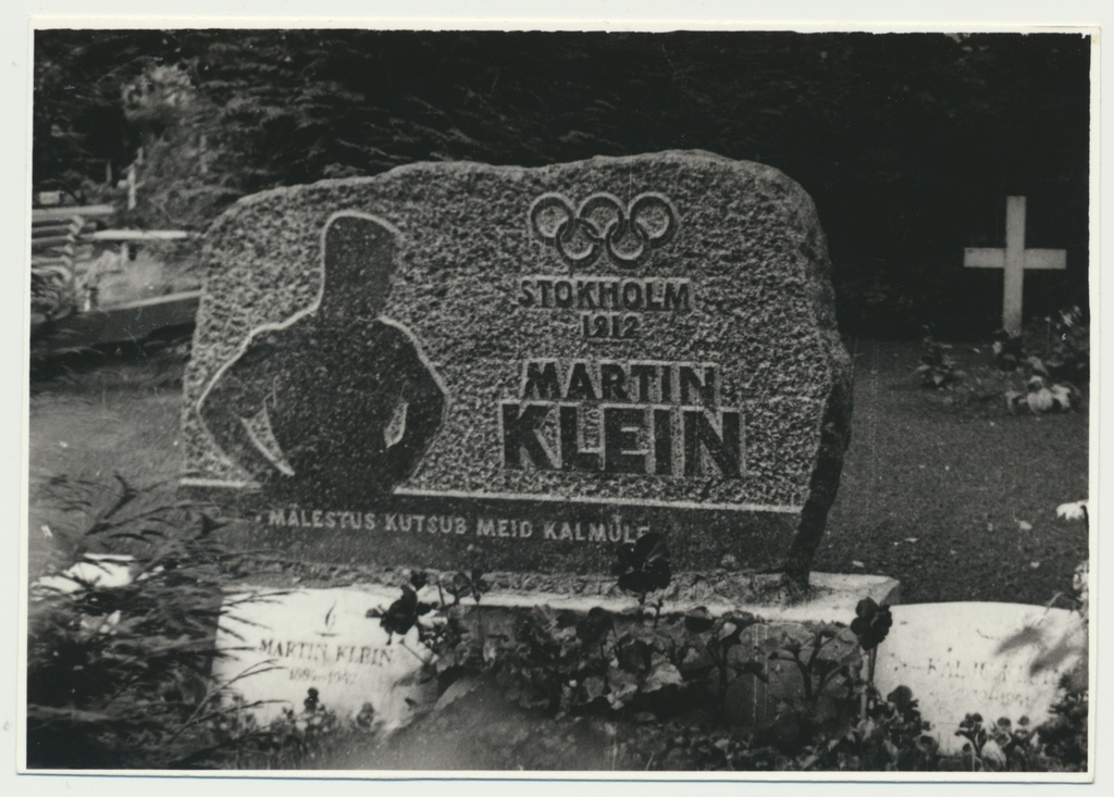 foto, Tarvastu khk, M.Kleini mälestuskivi, u 1985