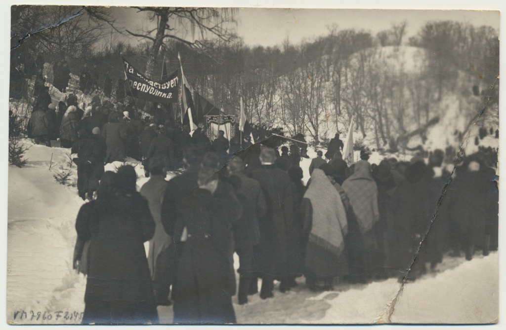 foto, Viljandi, Huntaugu, meeleavaldus 1905. a rahutustes hukatute ühishaual, revolutsiooni langenud kangelaste mälestuspüha 10.märts 1917