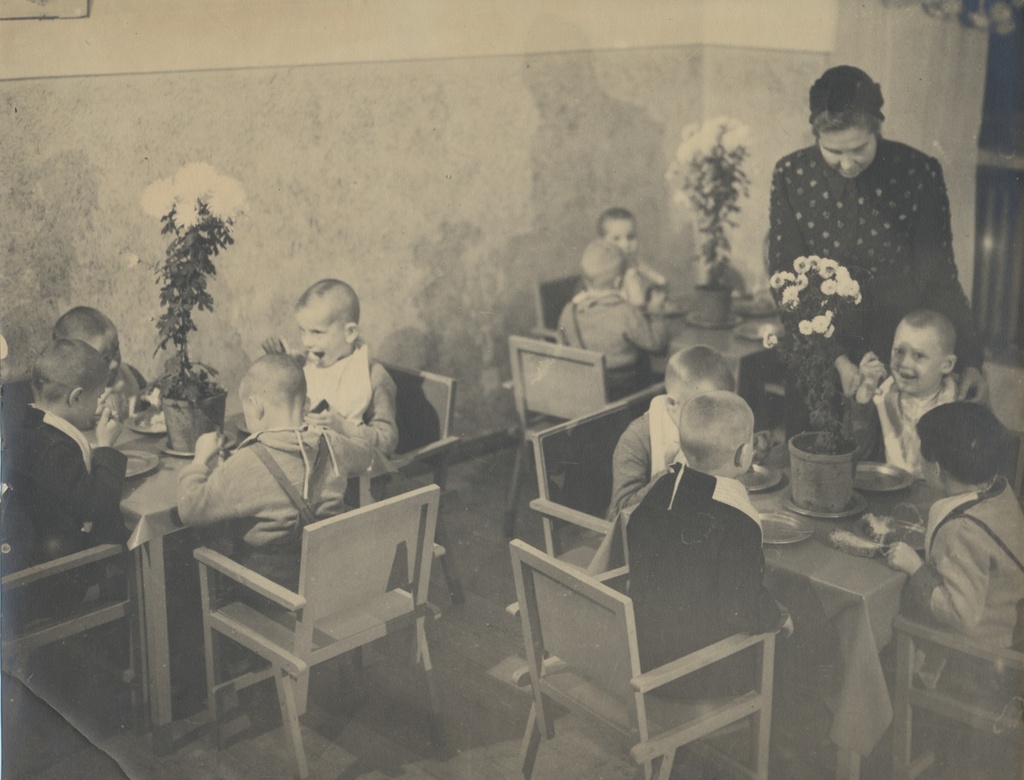 foto, Viljandi lastekodu, lapsed söömas, u 1950, V.Kingissepa tn 56 (A. Maramaa pst 14)