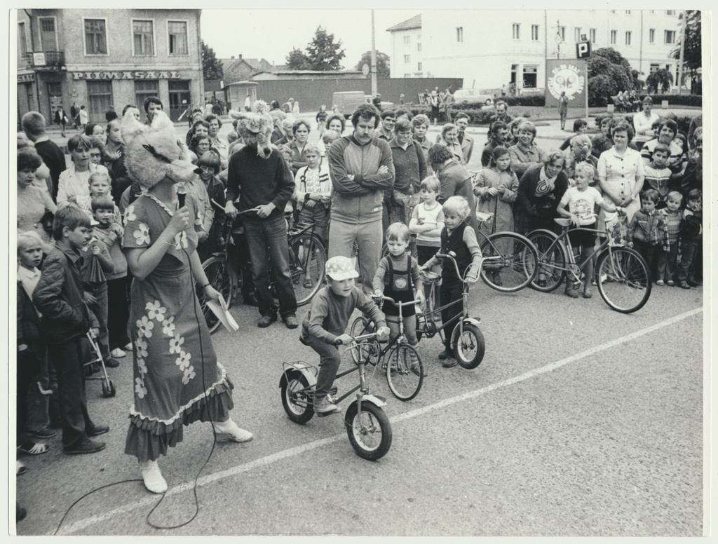 foto, Viljandi, Tartu tn, Keskväljak, laste rattasõit, võistlus, 1983, foto E. Veliste