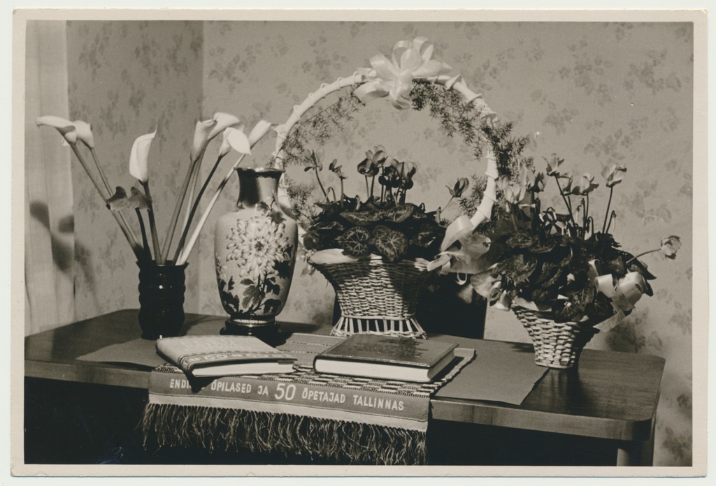 foto Viljandi I Keskkool - 50, kingitused, 1958 (Jakobsoni tn 42)