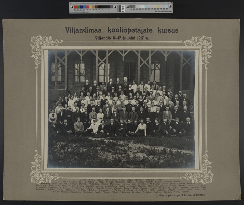 foto Viljandimaa kooliõpetajad, kursus, juuni 1917, foto J. Riet, nimed (Jakobsoni tn 42 õuel)