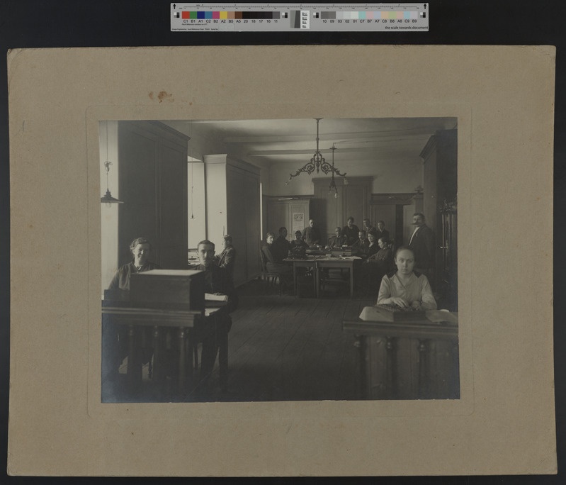 foto Viljandi raekoda, linnavalitsus, töötajad, kantselei 1920 sh linnapea A. Maramaa foto J. Riet