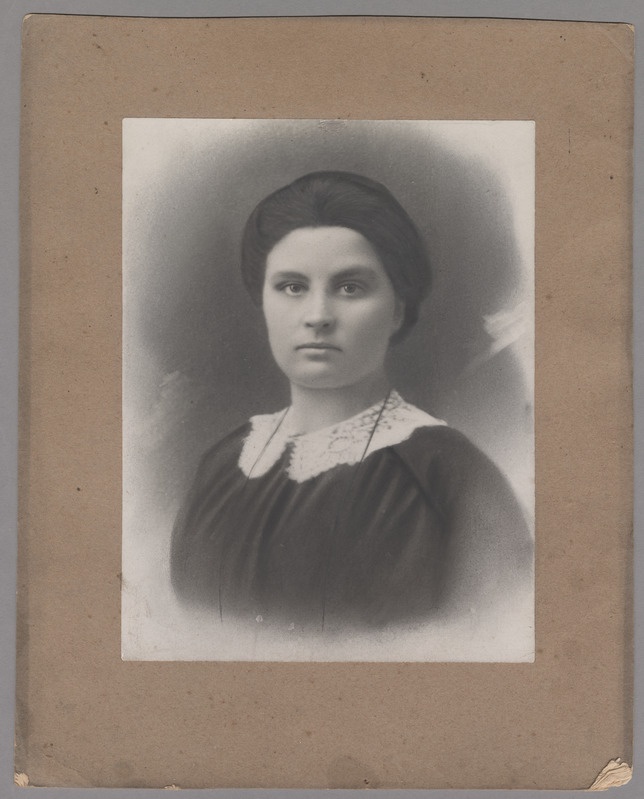 foto papil, Hermiine Kutsar, rinnaportree, 1918