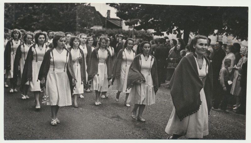 foto Viljandi rahvakunstiõhtu, rongkäik, naiskoor Eha, ees dirigent A. Pikksaar 25.06.1960 foto L. Vellema