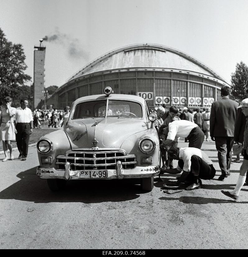 Repair of the Red Cross car at the Song Square during the Soviet Jubilee Festival.