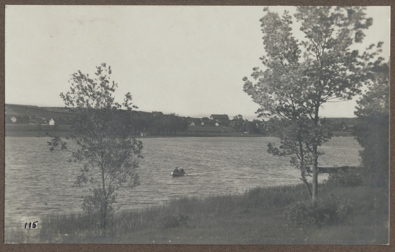 foto albumis, Viljandi, järv, linn vastaskaldalt, järvel paat, u 1910, foto J. Riet