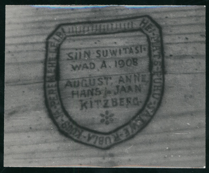 foto, kiri hoone seinal "siin suwitasiwad a 1908 August, Anne, Hans ja Jaak Kitzberg", Pärnu?