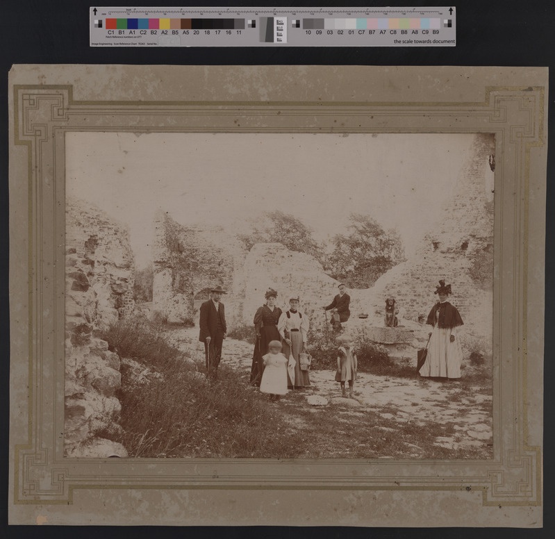 foto papil Viljandi lossimäed, Kaevumägi, grupp sh koer, 1896 F J. Palitser