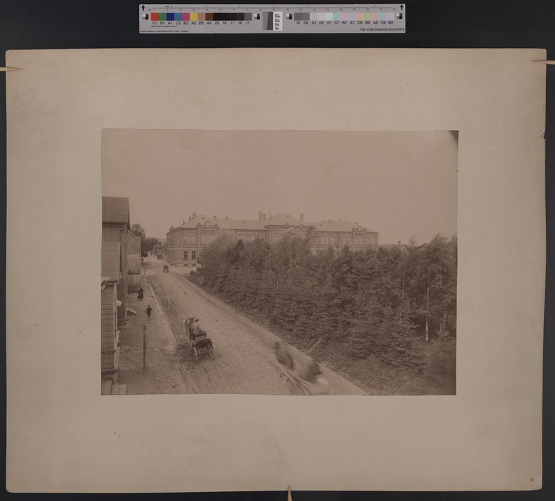 foto papil Viljandi, Veski (Jakobsoni) tn, koolipark, maagümnaasium, taga G. Schmidt'i koolimaja (põles 1903), u 1900
