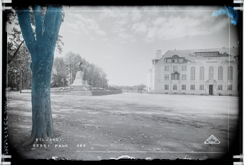 fotonegatiiv, Viljandi, Vabaduse plats, Eesti Pank, ausammas, u 1929, foto J. Riet