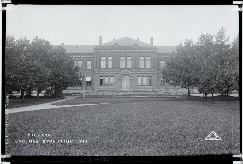 fotonegatiiv, Viljandi, Uueveski tee 1, Viljandi Poeglaste Gümnaasium (Maagümnaasium), fassaad, park, u 1920, foto J. Riet