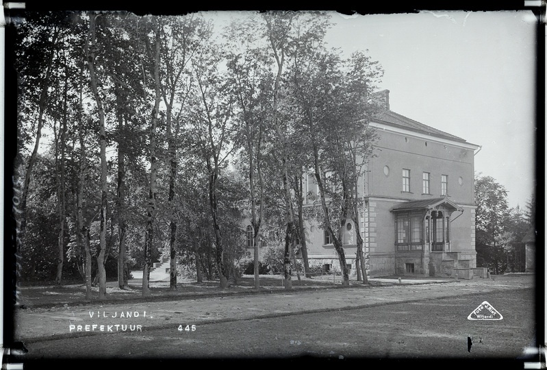 fotonegatiiv, Viljandi mõis, peahoone (nn Uus loss) politsei hoonena, Vaksali tn poolt, u 1930, foto J. Riet