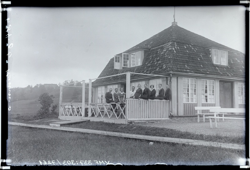 fotonegatiiv, Viljandi Tennise- ja Veespordiklubi, terrassil Rummo kohviku töötajad (Lossi tn 33), u 1938, foto J. Riet