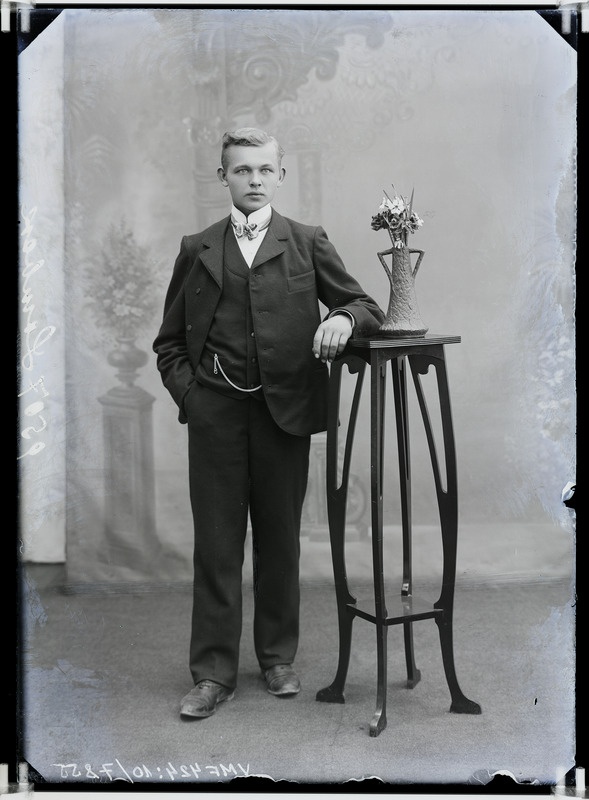 fotonegatiiv, Villem(?) Lombak, täisportree, 1909 foto J.Riet