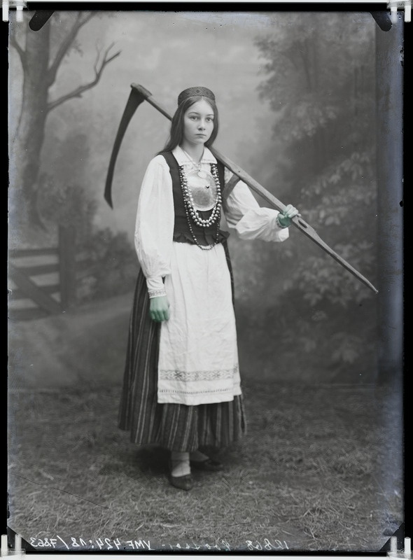 fotonegatiiv, Soosaar, neiu, rahvariided, vikat, täisportree 1911 foto J.Riet