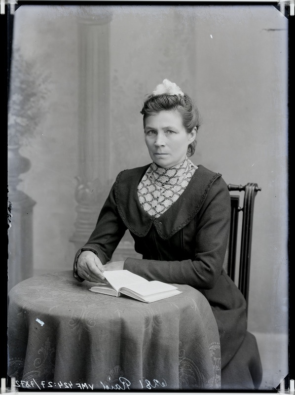 fotonegatiiv, Raid, naine laua taga, raamat, 1906 foto J.Riet