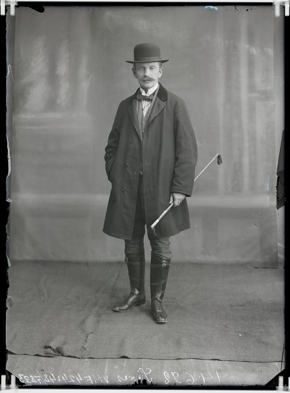 fotonegatiiv, von Sievers, täisportree, kõvakübar, ratsapiits u 1913 foto J.Riet