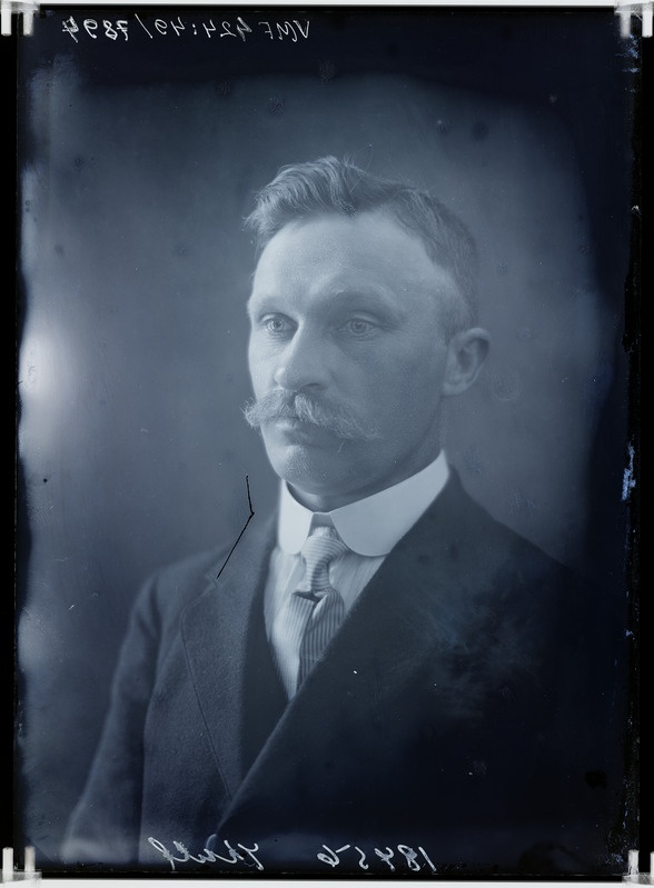 fotonegatiiv, Ado Kull, rinnaportree, kooliõpetaja, 1915 foto J. Riet