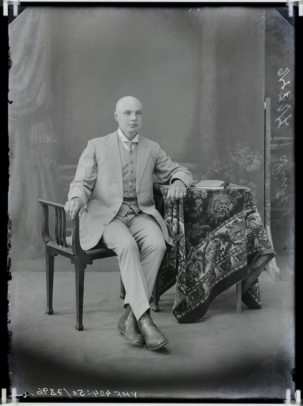 fotonegatiiv, Johan Pintsel, kingsepp, harrastusnäitleja istumas laua ääres u 1917 foto J.Riet
