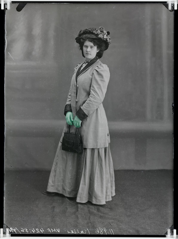 fotonegatiiv, Kallas, naine, täisportree, kübar, käekott, 1911 foto J.Riet