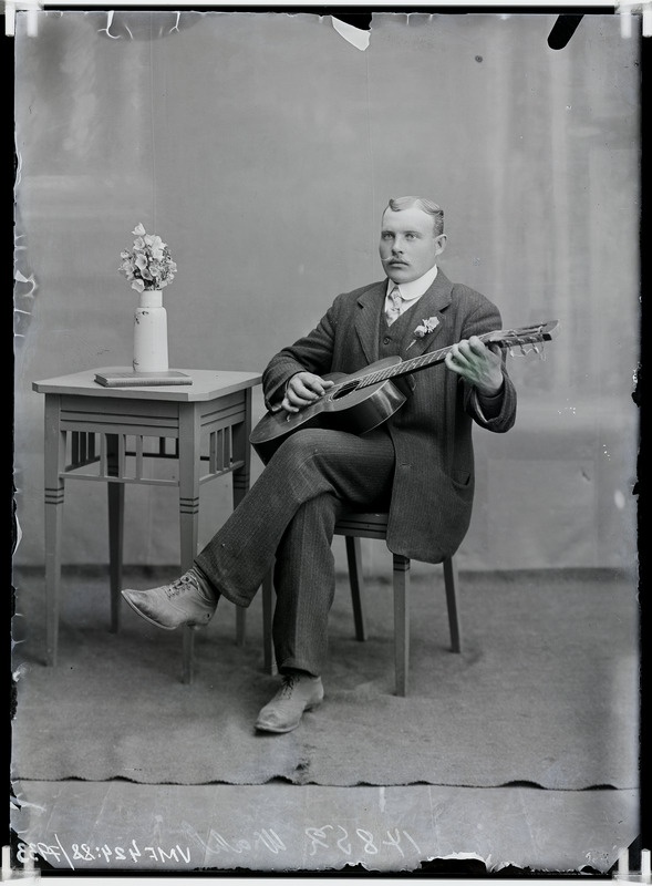 fotonegatiiv, Voldemar Vaht, kitarr täisportree 1913 foto J.Riet
