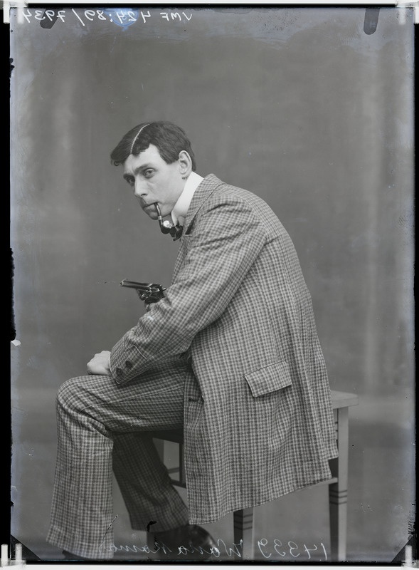 fotonegatiiv, Jaan Vanakamar, piip, püstol, täisportree, kunstnik, näitleja, 1913 foto J.Riet