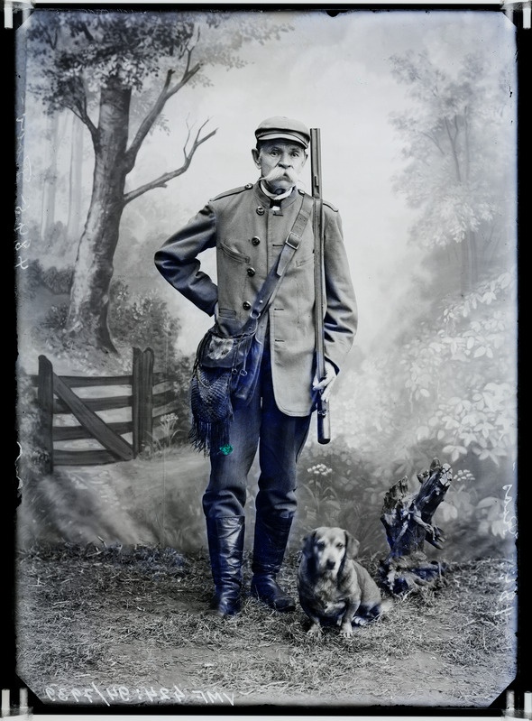fotonegatiiv, Roos, jahimees, püss, koer taks, täisportree 1905 foto J.Riet