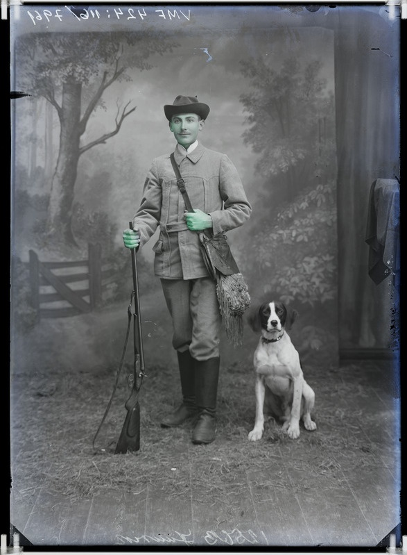 fotonegatiiv, Juurik, jahimees, koer, täisportree 1911 foto J.Riet