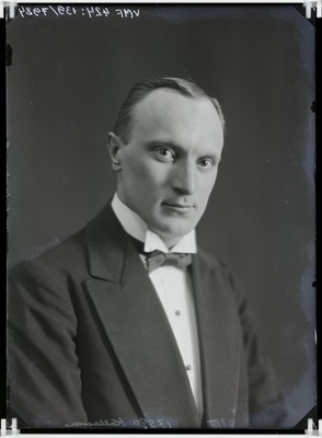 fotonegatiiv, Villem Kullamaa, tööstur, linnanõunik, rinnaportree 1915 foto J.Riet  similar photo