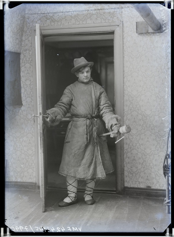 fotonegatiiv, Järvekülg, noormees, kasukas, pastlad, kaabu, täisportree 1907 foto J. Riet