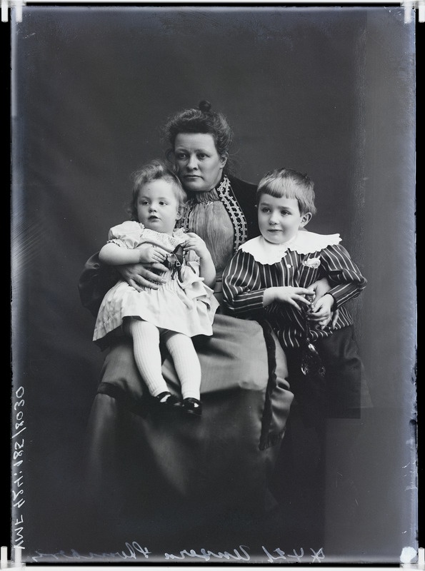 fotonegatiiv, Emily Sophie Aleksandrine von Ungern-Sternberg ja 2 last, Viljandi mõis, 16.02.1905 foto J.Riet