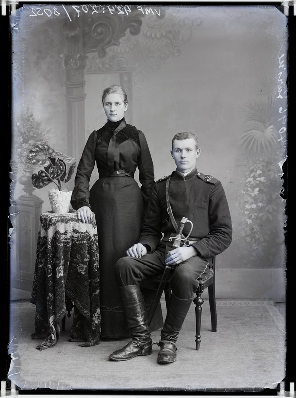 fotonegatiiv, Tõnis Jürine naisega, mõõk, täisportreed 1904 foto J.Riet