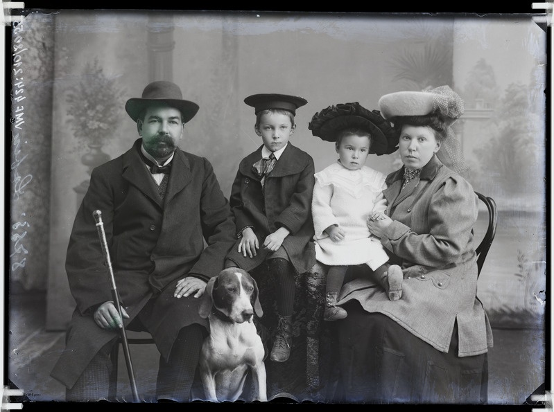 fotonegatiiv, Lasin, pere, koer, täisportree (kübarad) 1908 foto J.Riet